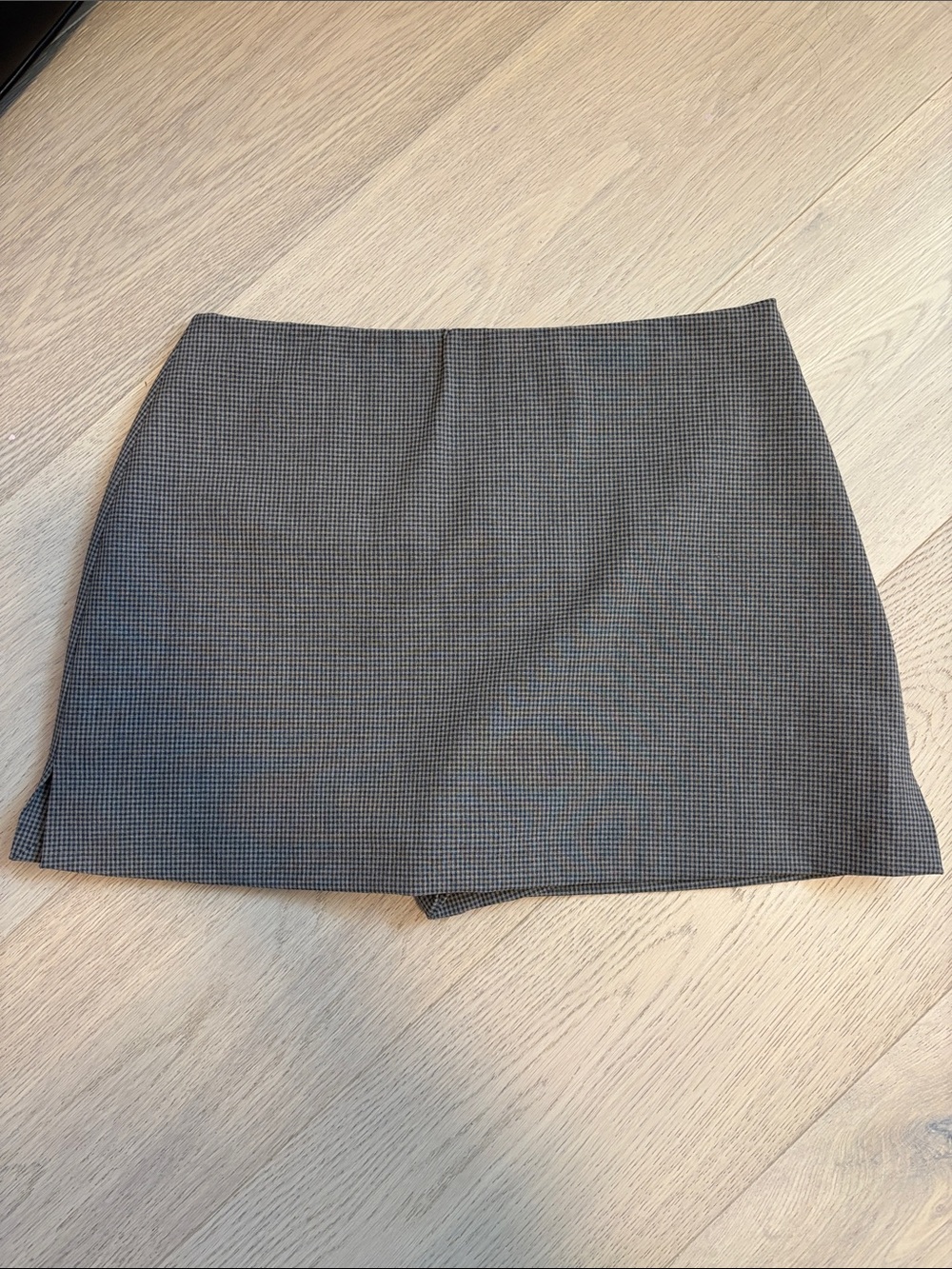 Aritzia Grey Houndstooth Mini Skort
